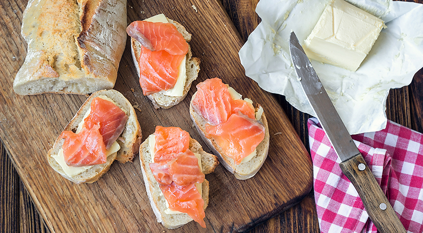 Бутерброды с красной рыбой и сливочным маслом — беспроигрышное вкусовое сочетание