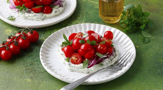 Салат из помидоров черри с базиликом и сырным соусом, рецепт