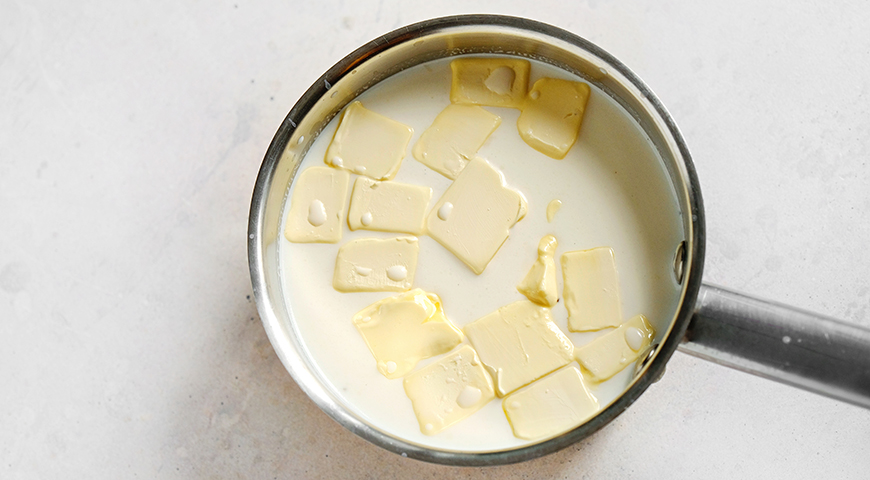 Кулич на желтках, соединение молока и маргарина