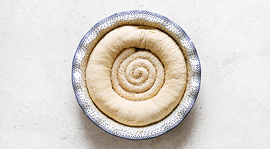 Греческий пасхальный пирог, выкладывание теста в форму