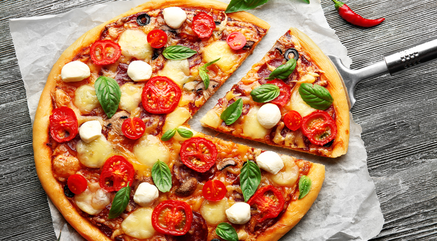Для пиццы лучше всего подходят соответствующие сорта моцареллы – для основы и украшения