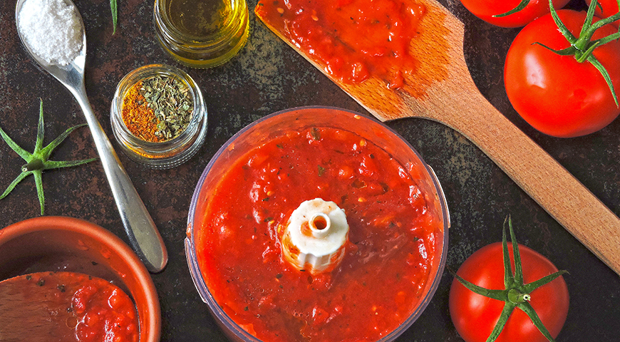 Ингредиенты для кетчупа из томатной пасты с чесноком