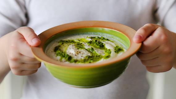 Суп из цветной капусты с тофу и соусом из зелени