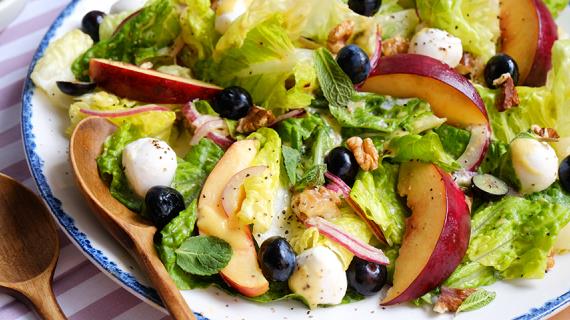 Салат с персиками, голубикой и моцареллой, рецепт
