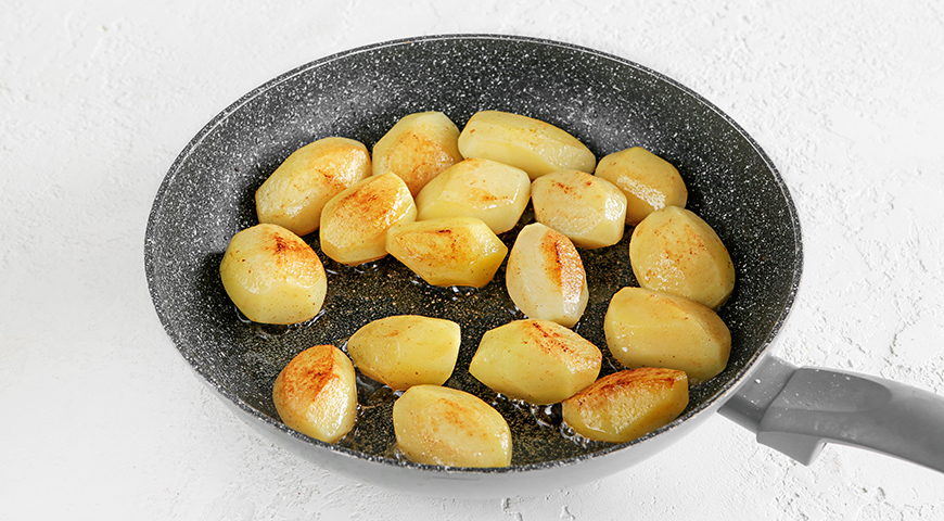 Фрикадельки с картофелем в духовке со сливками, обжарка картофеля