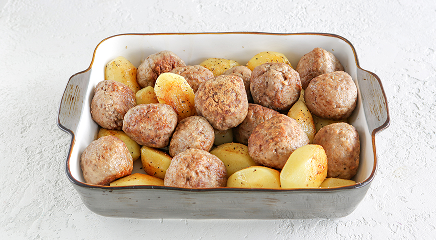 Фрикадельки с картофелем в духовке со сливками, выкладывание в форму 