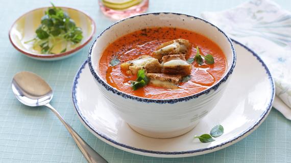 Суп из печеных овощей с сырными гренками