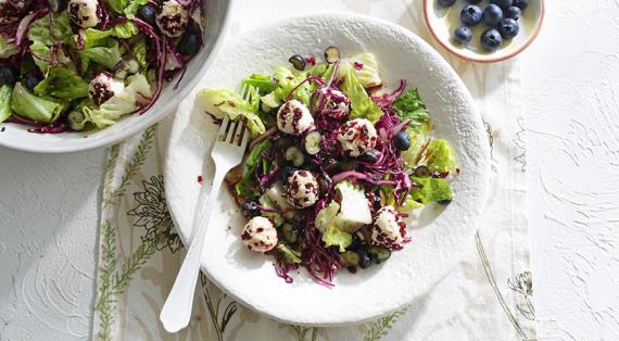 Салат с красной капустой, голубикой и сырными шариками, рецепт