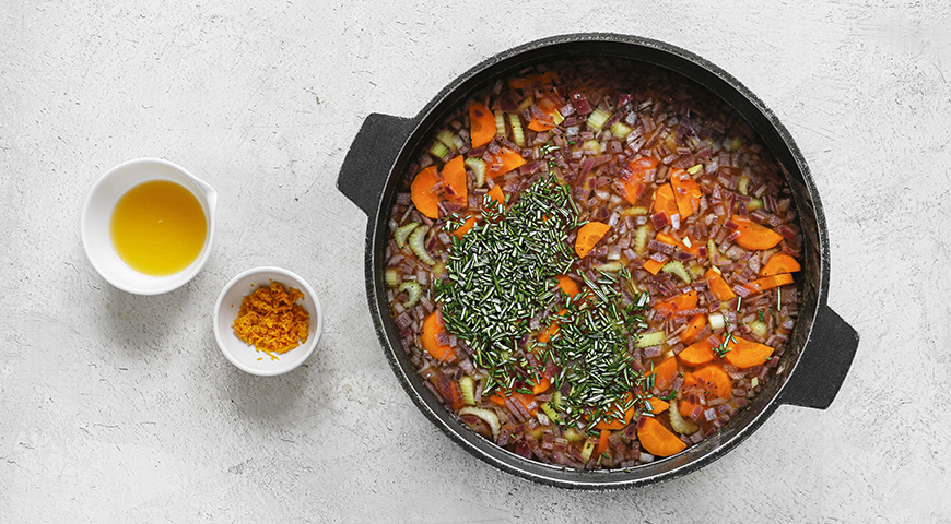 Суп с нутом и говядиной, добавление розмарина, цедры и сока апельсина