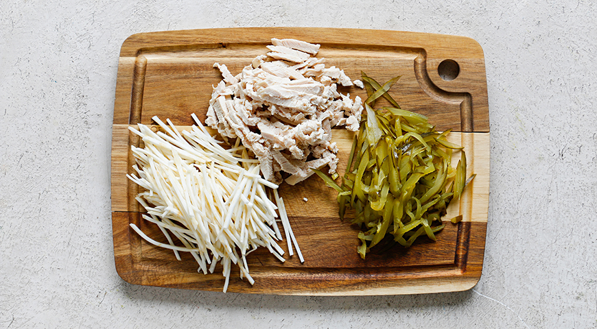 Салат с корнем сельдерея и курицей, нарезка ингредиентов для салата