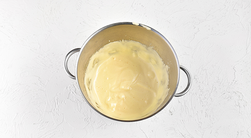 Простой сахарный пирог, смешивание сливочного масла с яичной смесью