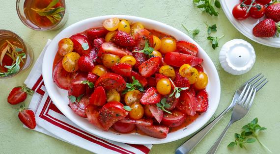 Салат из помидоров и клубники с базиликовой заправкой