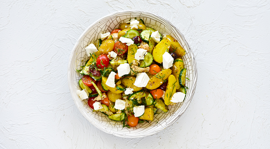 Фото приготовления рецепта: Греческий салат из молодого картофеля с курицей, шаг №6