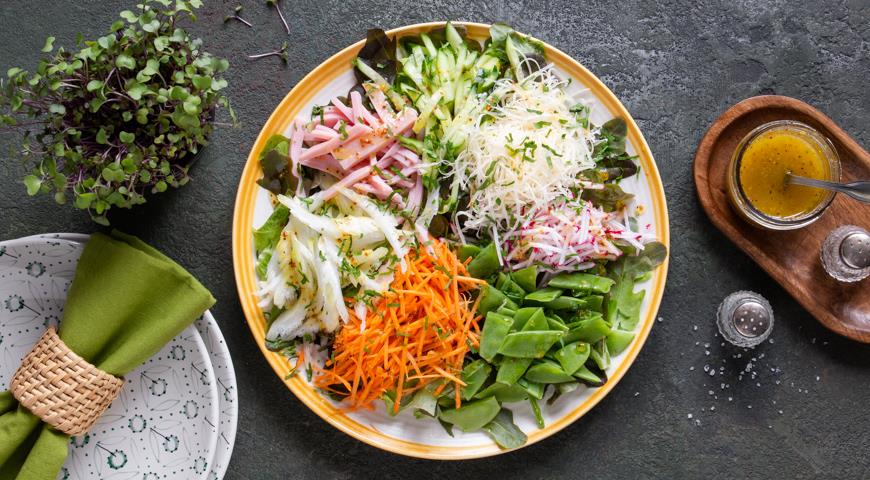Вкусный салат с ветчиной, сельдереем и луком
