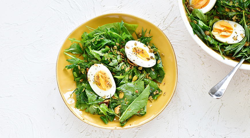 Фото приготовления рецепта: Салат из огородной зелени с яйцом и пряной ореховой смесью, шаг №6