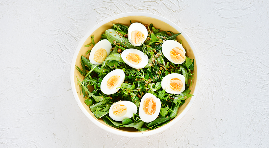 Фото приготовления рецепта: Салат из огородной зелени с яйцом и пряной ореховой смесью, шаг №5