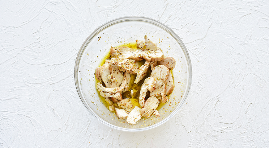 Фото приготовления рецепта: Греческий салат из молодого картофеля с курицей, шаг №3