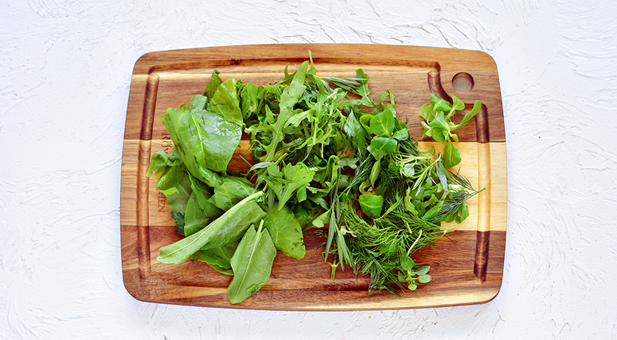 Фото приготовления рецепта: Салат из огородной зелени с яйцом и пряной ореховой смесью, шаг №3