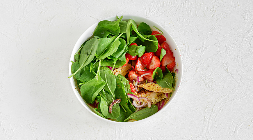 Фото приготовления рецепта: Салат из шпината и клубники с курицей, шаг №4