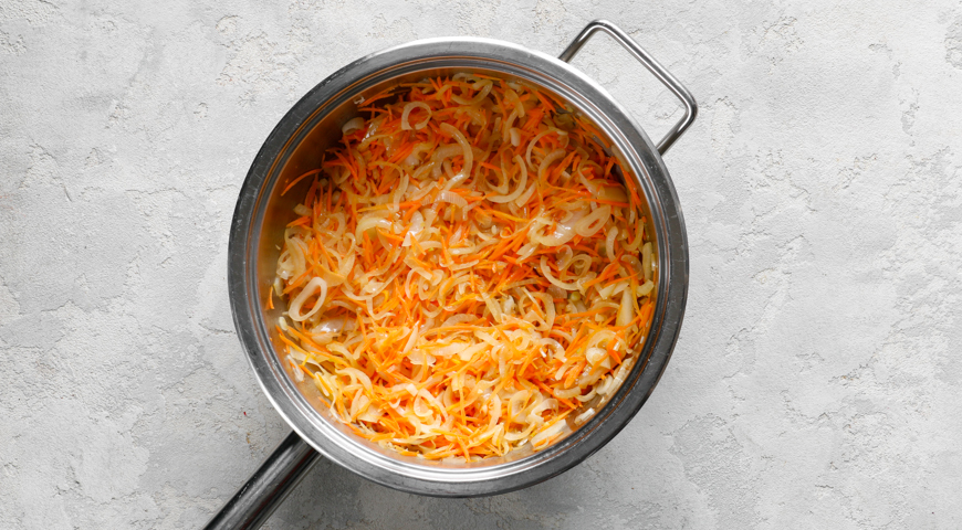Простой рецепт: минтай с луком и морковью на сковороде