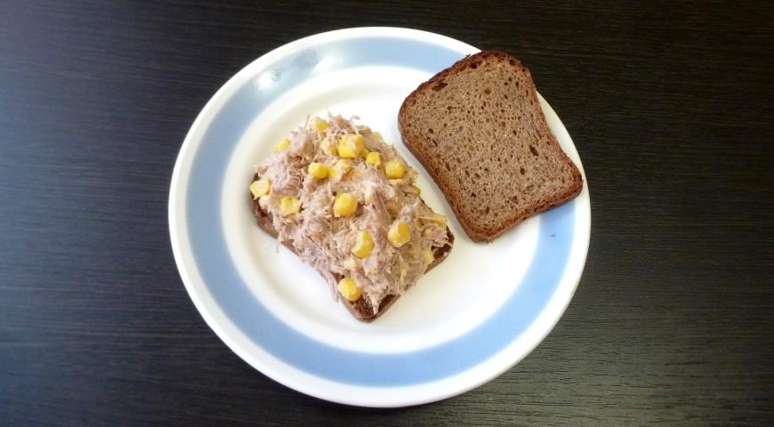 Фото приготовления рецепта: Сэндвичи с куриным мясом и кукурузой, шаг №3