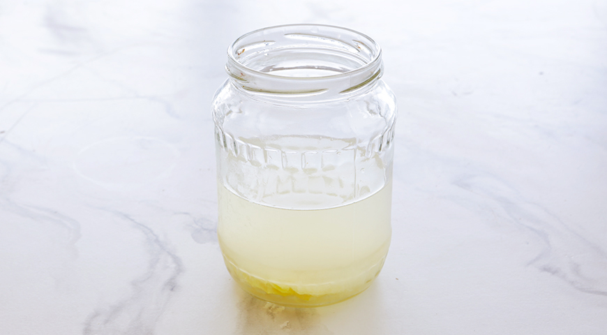 Настойка на лимоне, смешивание в банке сока лимона водки и сахара