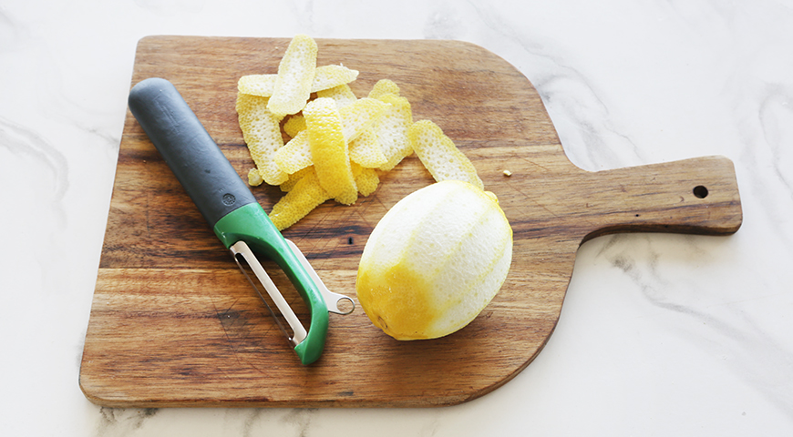 Настойка на лимоне, снятие цедры с лимона