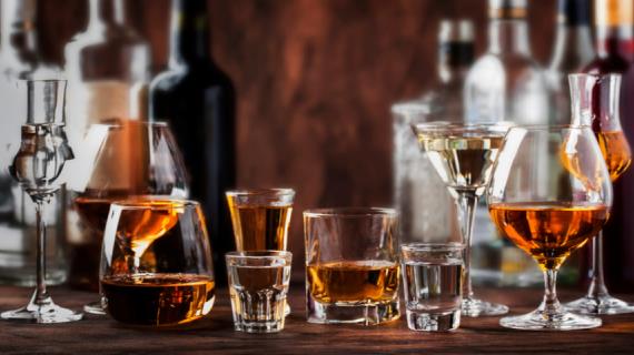 Любителям выпить приготовиться: импорт крепкого алкоголя сократился на треть