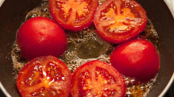 Чем жареные помидоры полезнее обычных и как их приготовить