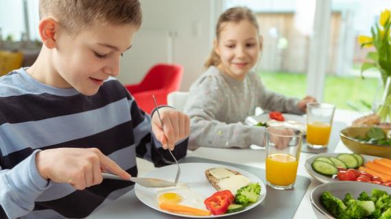 Детям необходимо завтракать дома, настаивают психологи