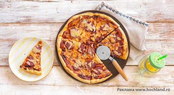 Пицца c копченым мясом, красным луком и соусом