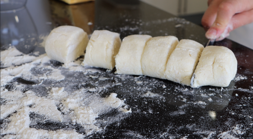 Фото приготовления рецепта: Пышные и нежные сырники из творога на завтрак, шаг №2