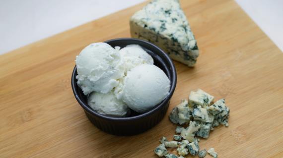 Редкий деликатес, в Челябинске создали мороженое со вкусом сыра с плесенью