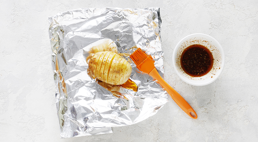 Картофель, запеченный с чесноком и салом в духовке: рецепт с фото