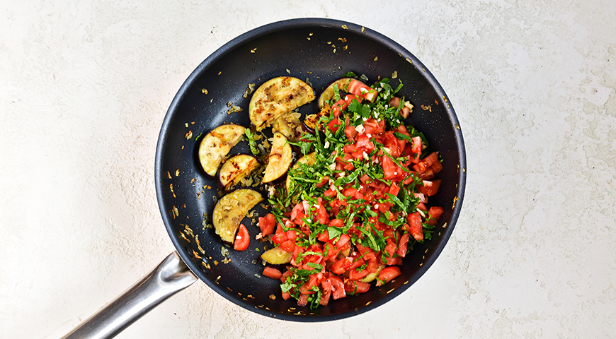 Как приготовить баклажаны на сковороде с помидорами и чесноком: подробный рецепт