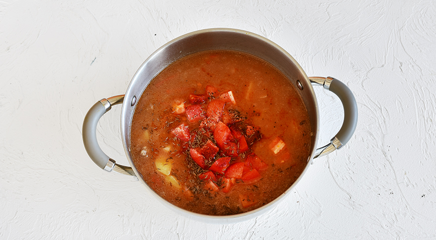 Венгерский суп-гуляш, добавление помидоров и специй