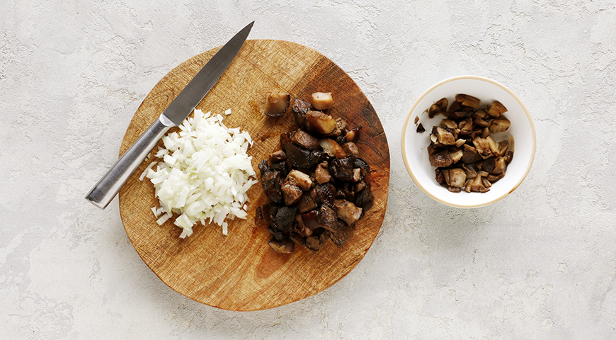 Тефтели из индейки в грибном соусе, нарезка грибов и лука