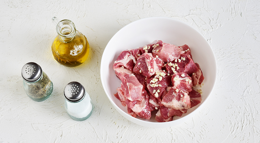 Фото приготовления рецепта: Свинина с грибами в рукаве, шаг №1