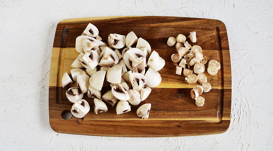 Фото приготовления рецепта: Свинина с грибами в рукаве, шаг №2