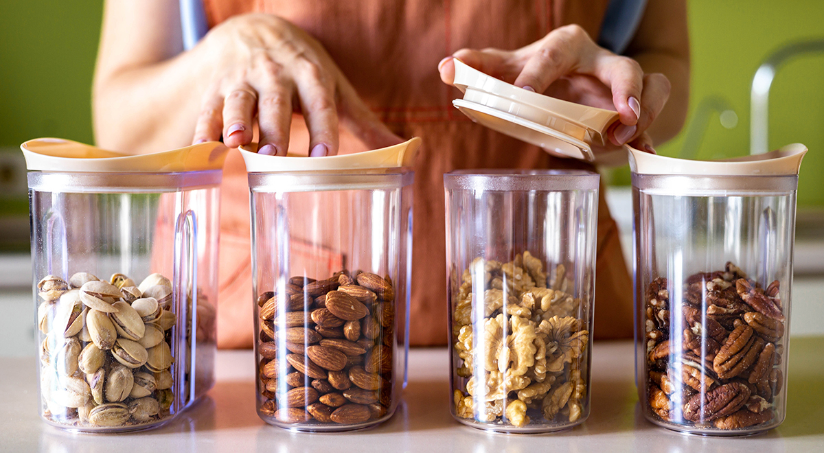 Как подготовить орехи и сухофрукты к хранению и употреблению