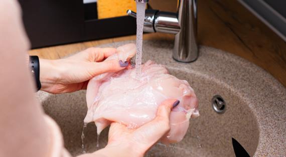 Экспертный ответ на простой вопрос: нужно ли мыть курицу