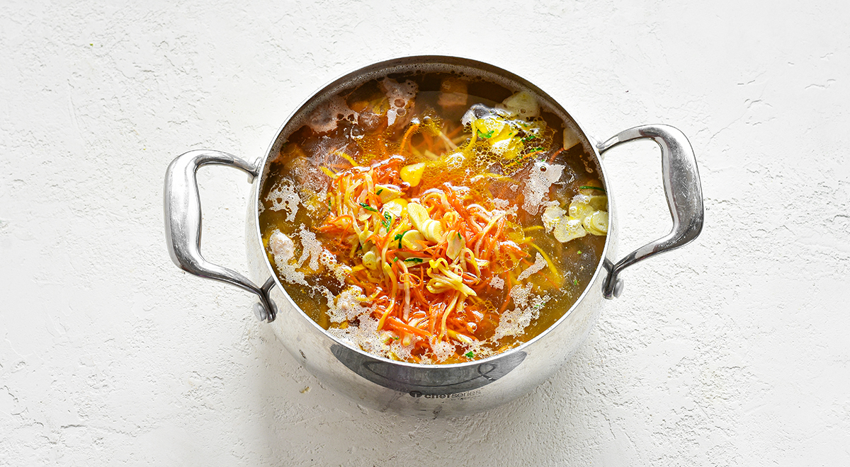Суп из баранины с нутом, добавление обжаренных овощей