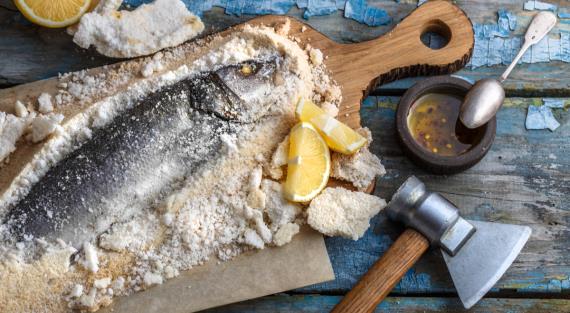 Не селедка, но в шубе: зачем рыбу запекают в соли и как это правильно делать