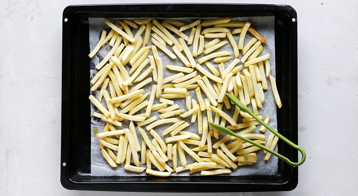 Фото приготовления рецепта: Замороженная картошка фри в духовке, с сырным соусом, шаг №5