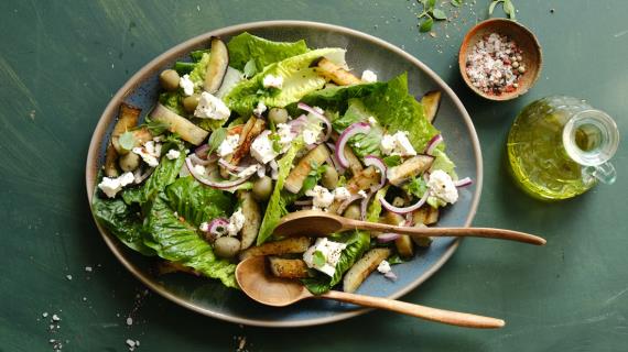 Теплый салат из баклажанов с фетой, оливками и луком