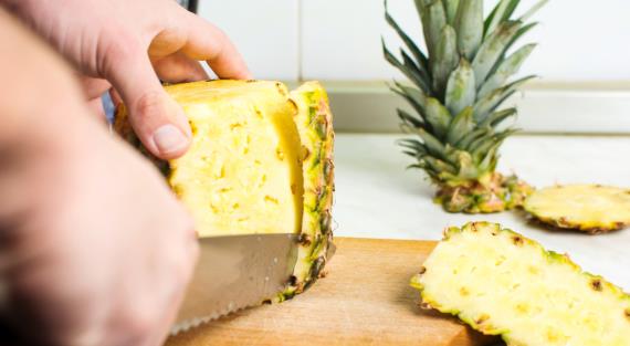 Как чистить ананас, чтобы получалось не хуже, чем у профессионалов