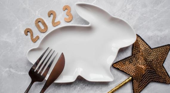 Кролик, символ года 2023, на тарелке и на новогоднем столе