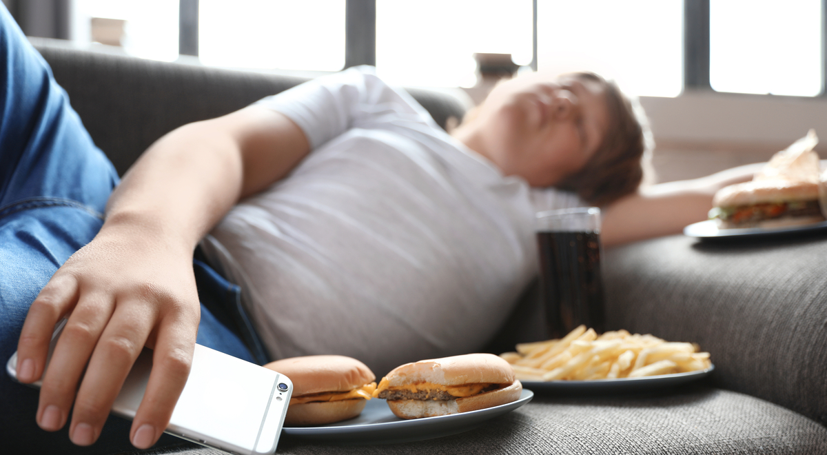 Поели – можно и поспать: ошибки в еде, которые лишают энергии и прибавляют вес