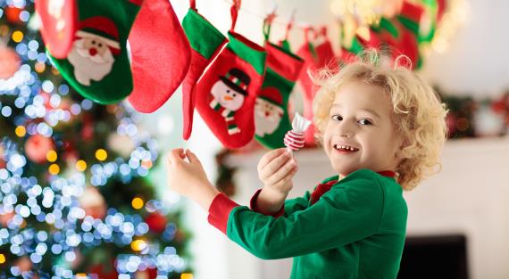Как выбрать сладкие новогодние подарки для детей? Эксперты назвали ключевые правила