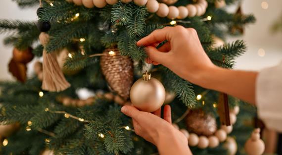 Как украсить новогоднюю елку: устаревшие и новые идеи 2023 года, мнение декоратора